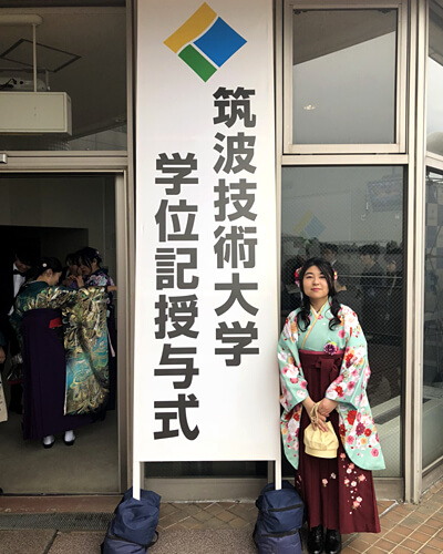 本学学位記授与式会場前にて、振り袖・袴姿の山川さん（2018年3月）