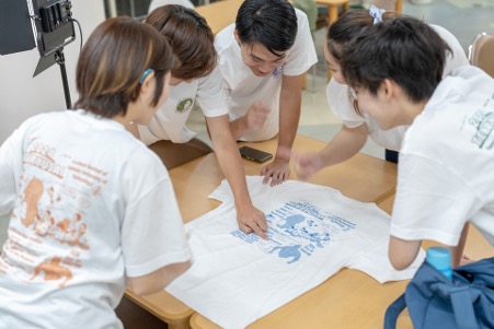 本部用のTシャツについて語り合うメンバー