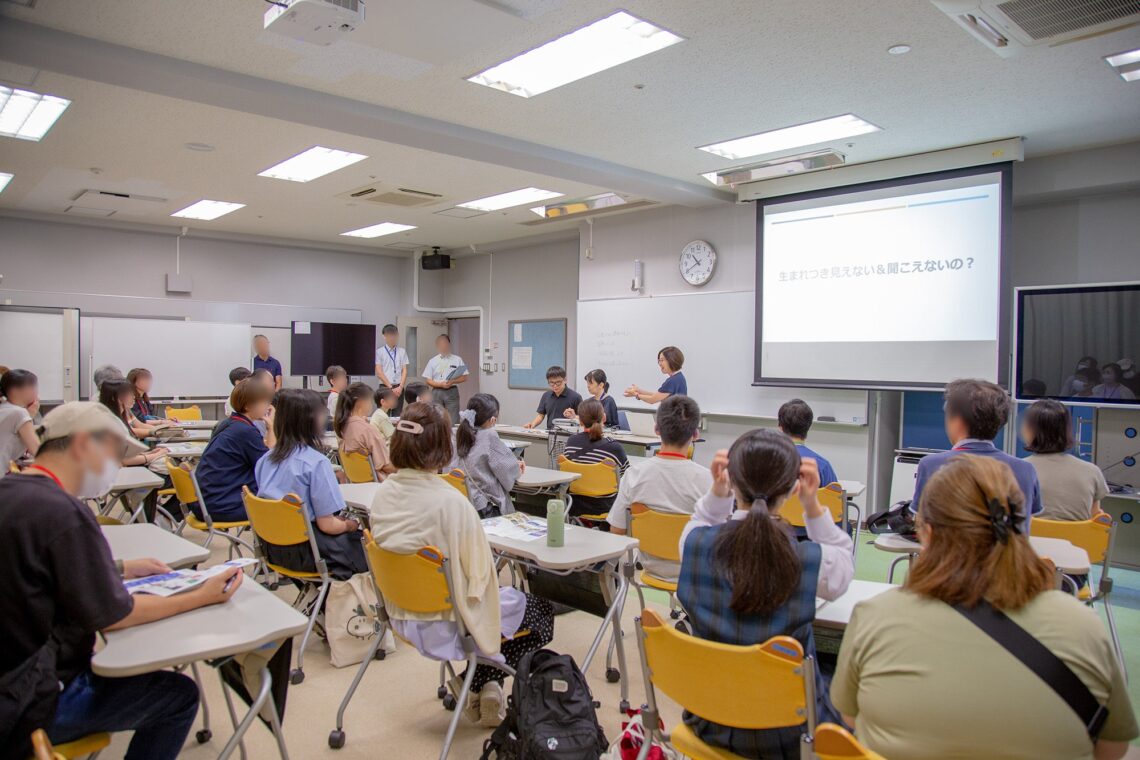 共生社会創成学部体験授業「盲ろうの世界を知ろう！」の様子