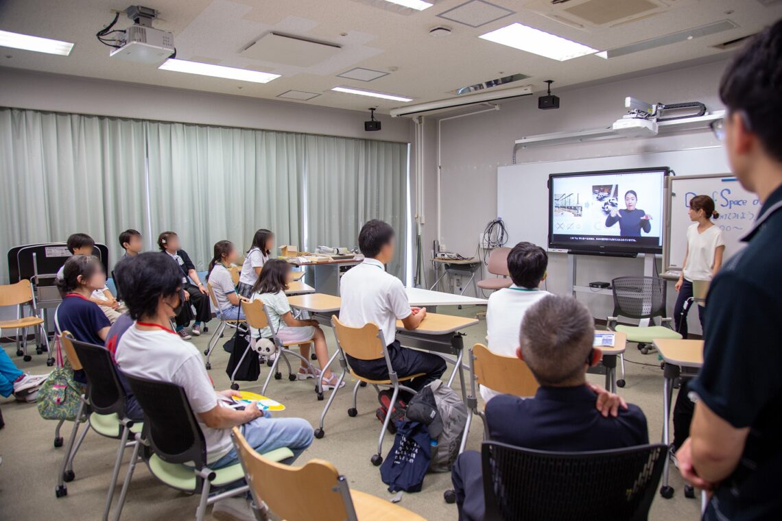 産業情報学科建築学コースの体験授業「DeafSpace Designを見つけてみよう」の様子