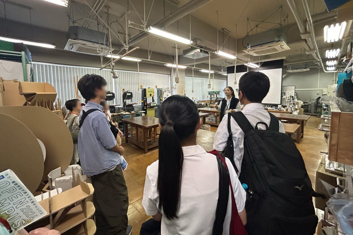 学生スタッフ見学ツアー　工房見学の様子（写真：藤原心華）