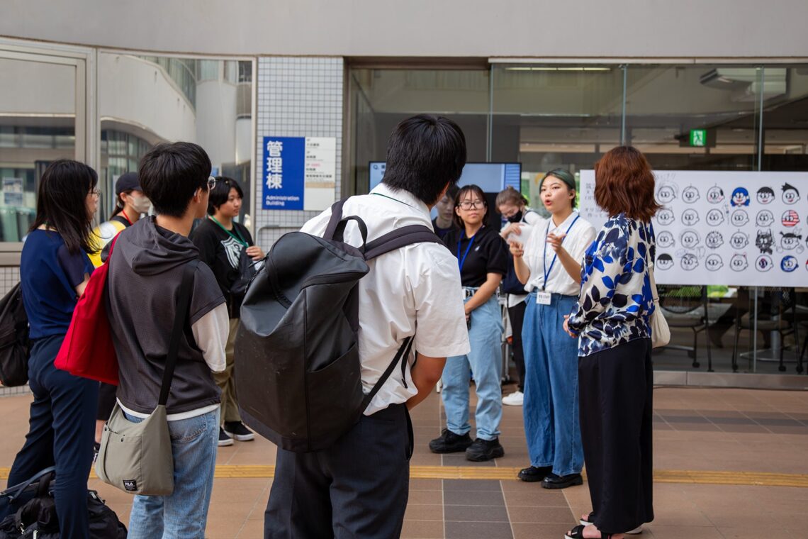 オープンキャンパス終了後のスタッフの様子