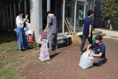 学園祭で来場者を迎えるために現場部門が手分けして構内を片付け、清掃しました