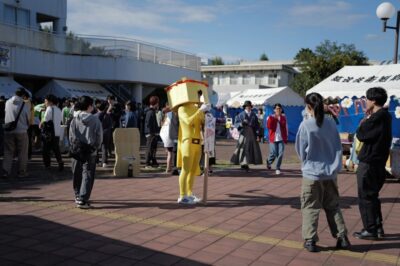 参加者の方々は皆思い思いに学生の企画に参加、交流し、学園祭を楽しんでいました