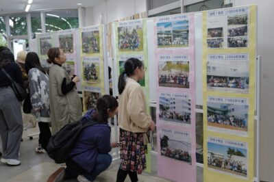  On/Offラウンジに展示された本学歴代の卒業写真によって世代間も「つなぐ」企画