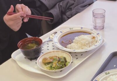 今日のA定食はカレー！具材も豊富で滋味深い。