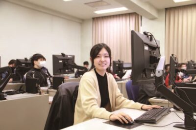 自動計算のプログラムを勉強中の安彦さん