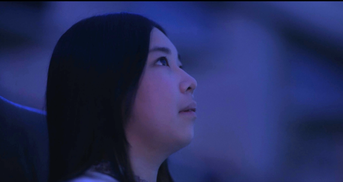 弱視の主人公がプラネタリウムを見上げて楽しむ