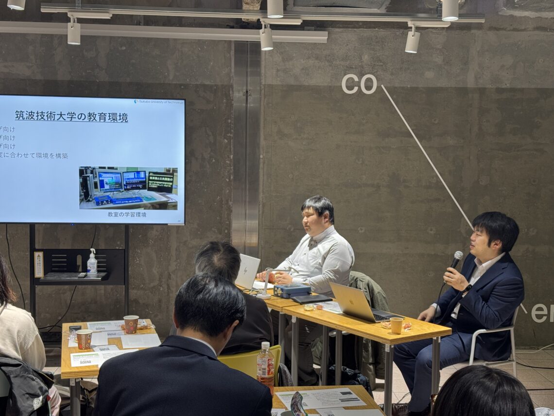 筑波技術大学の教育環境について、教室の写真を用いながら説明する垣野内先生