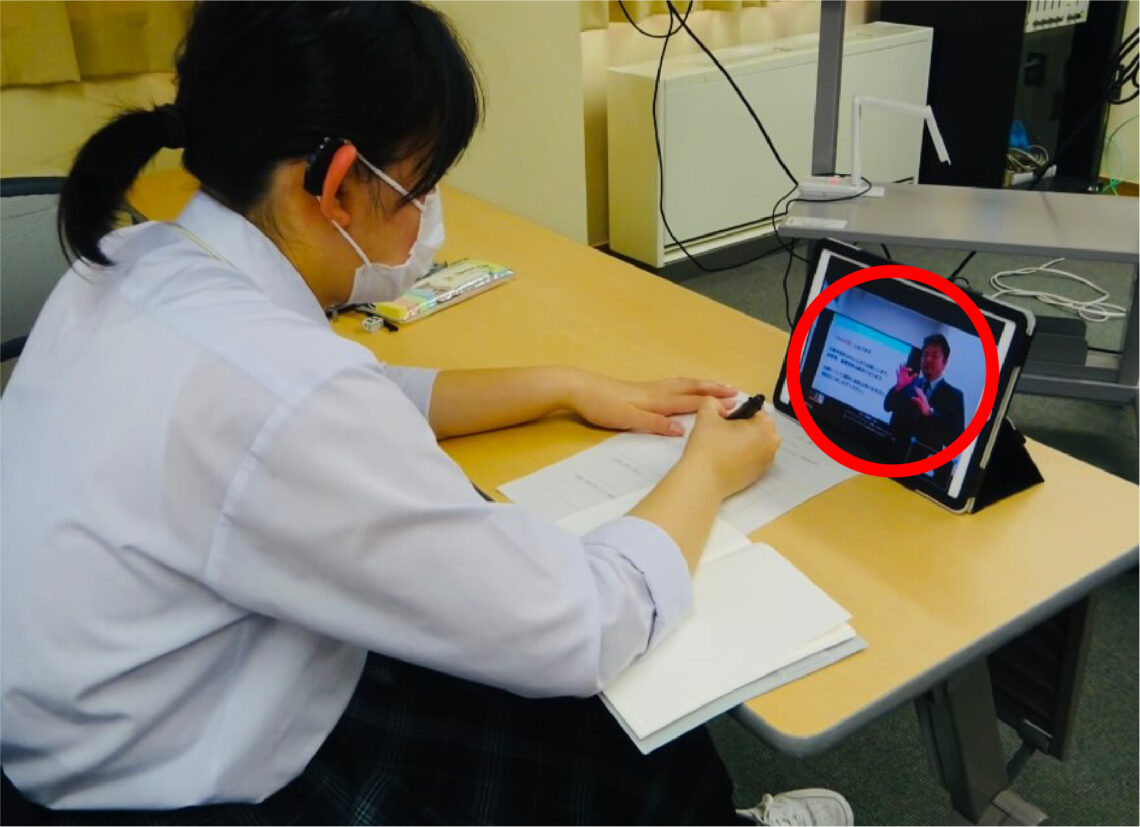 技大の説明動画視聴の様子